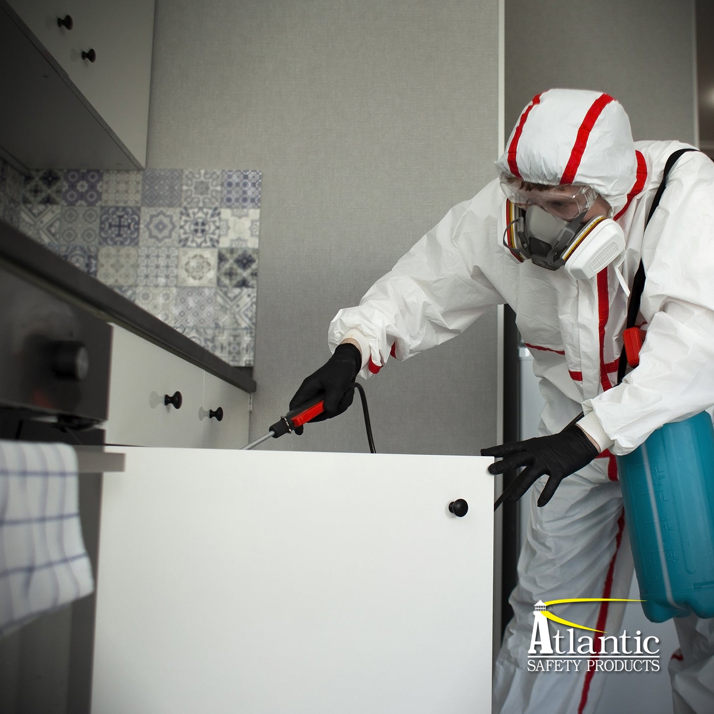 pest control using black nitrile gloves to spray pesticide